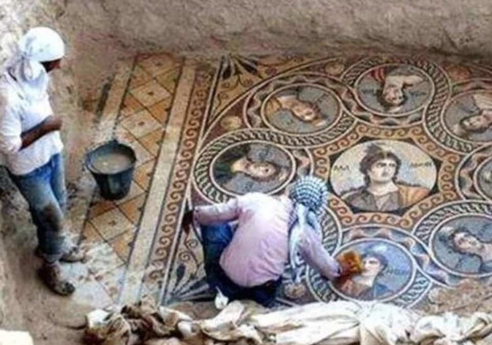 We are geeking out over these 2,200 year old Greek mosaics